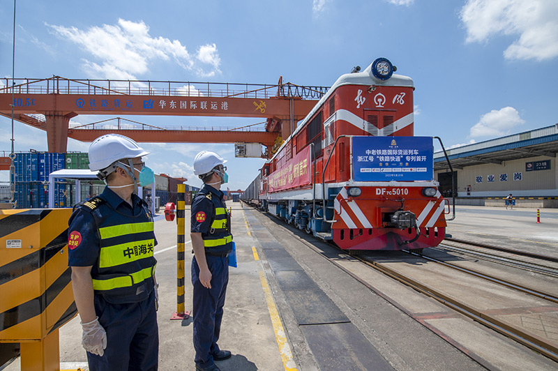 2022年6月29日，浙江金華，中老鐵路國(guó)際貨運(yùn)列車(chē)浙江號(hào)“鐵路快通”首趟專(zhuān)列經(jīng)海關(guān)監(jiān)管后，從浙江省鐵路金華南站鳴笛啟程，經(jīng)磨憨口岸駛向老撾萬(wàn)象。