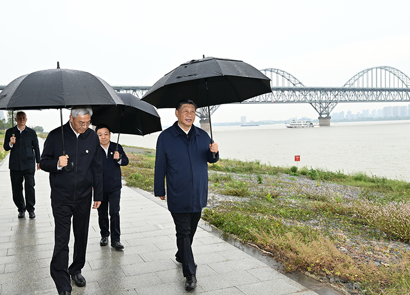 2023年10月10日，習(xí)近平總書記在江西長江國家文化公園九江城區(qū)段冒雨考察。