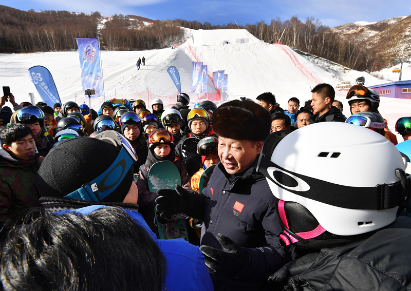 2017年1月23日，習(xí)近平總書記在云頂滑雪場同正在集訓(xùn)的國家滑雪隊運動員及滑雪愛好者親切交談。