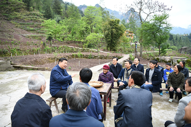 2019年4月15日，習近平總書記在重慶石柱土家族自治縣中益鄉(xiāng)華溪村同村民代表、基層干部、扶貧干部、鄉(xiāng)村醫(yī)生等圍坐在一起，共話脫貧攻堅。