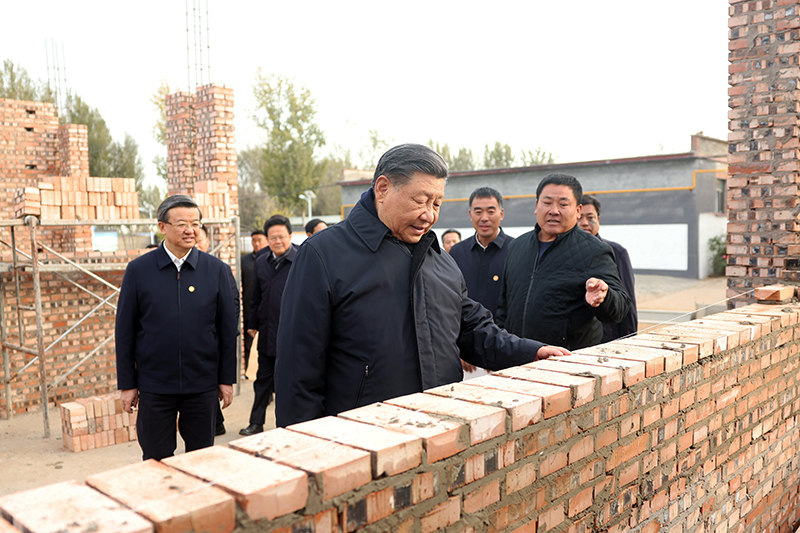 2023年11月10日，習近平總書記在河北保定涿州市刁窩鎮(zhèn)萬全莊村房屋重建施工現(xiàn)場考察。