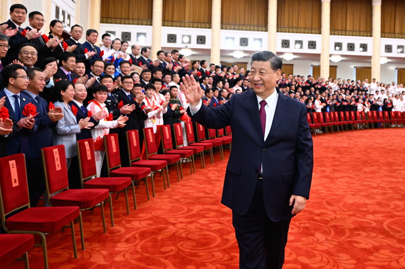 2022年4月8日，北京冬奧會(huì)、冬殘奧會(huì)總結(jié)表彰大會(huì)在北京人民大會(huì)堂隆重舉行。會(huì)前，習(xí)近平等會(huì)見北京冬奧會(huì)、冬殘奧會(huì)突出貢獻(xiàn)集體代表、突出貢獻(xiàn)個(gè)人和中國體育代表團(tuán)成員。