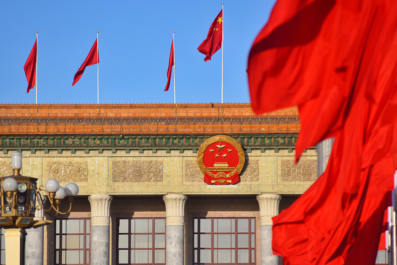 2024年3月8日，北京上空現(xiàn)“兩會藍”，人民大會堂前紅旗飄揚。
