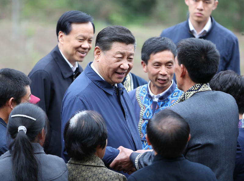 2019年4月15日至17日，中共中央總書記、國(guó)家主席、中央軍委主席習(xí)近平在重慶考察，并主持召開(kāi)解決“兩不愁三保障”突出問(wèn)題座談會(huì)。這是4月15日下午，習(xí)近平在石柱土家族自治縣中益鄉(xiāng)華溪村同村民親切交流。新華社記者 丁海濤 攝