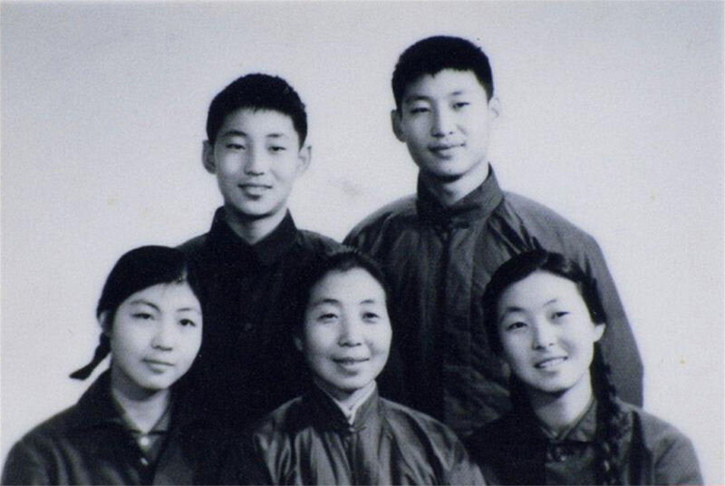 1972年冬，齊心和子女們。前排右起:齊橋橋、齊心、習(xí)安安。后排右起:習(xí)近平、習(xí)遠(yuǎn)平。