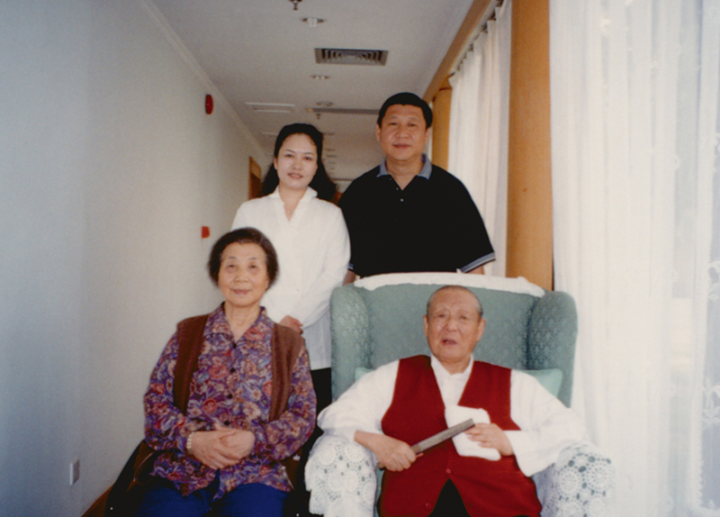這是習(xí)近平、彭麗媛同習(xí)仲勛、齊心的合影。