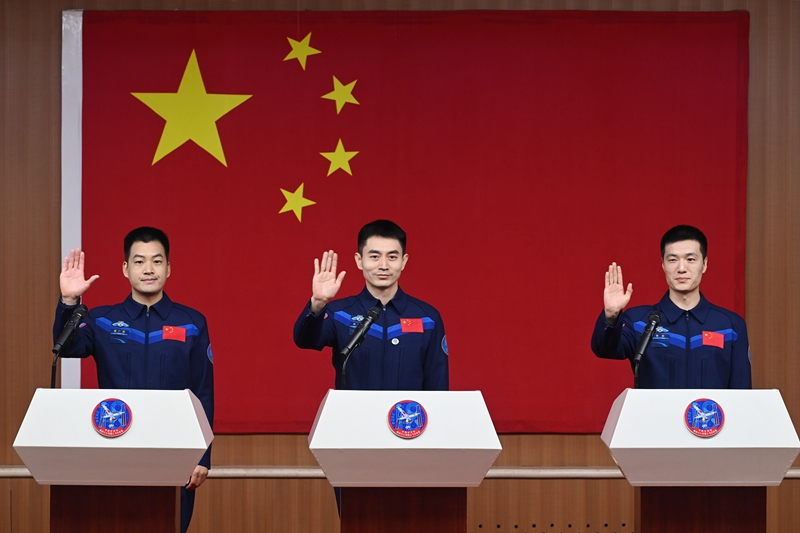 2024年月24日，神舟十八號載人飛行任務航天員葉光富（中）、李聰（右）、李廣蘇在酒泉衛(wèi)星發(fā)射中心問天閣與媒體記者集體見面。