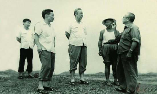1978年8月，習(xí)仲勛（左三）在廣東惠陽(yáng)農(nóng)村調(diào)研。在清華大學(xué)讀書(shū)的習(xí)近平（左一）利用暑假時(shí)間參加社會(huì)實(shí)踐，隨同父親一起下鄉(xiāng)。
