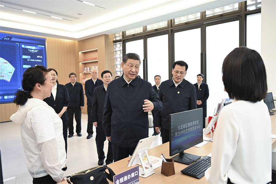 2024年4月22日至24日，中共中央總書(shū)記、國(guó)家主席、中央軍委主席習(xí)近平在重慶考察。這是22日下午，習(xí)近平在九龍坡區(qū)謝家灣街道民主村社區(qū)考察。新華社記者 謝環(huán)馳 攝