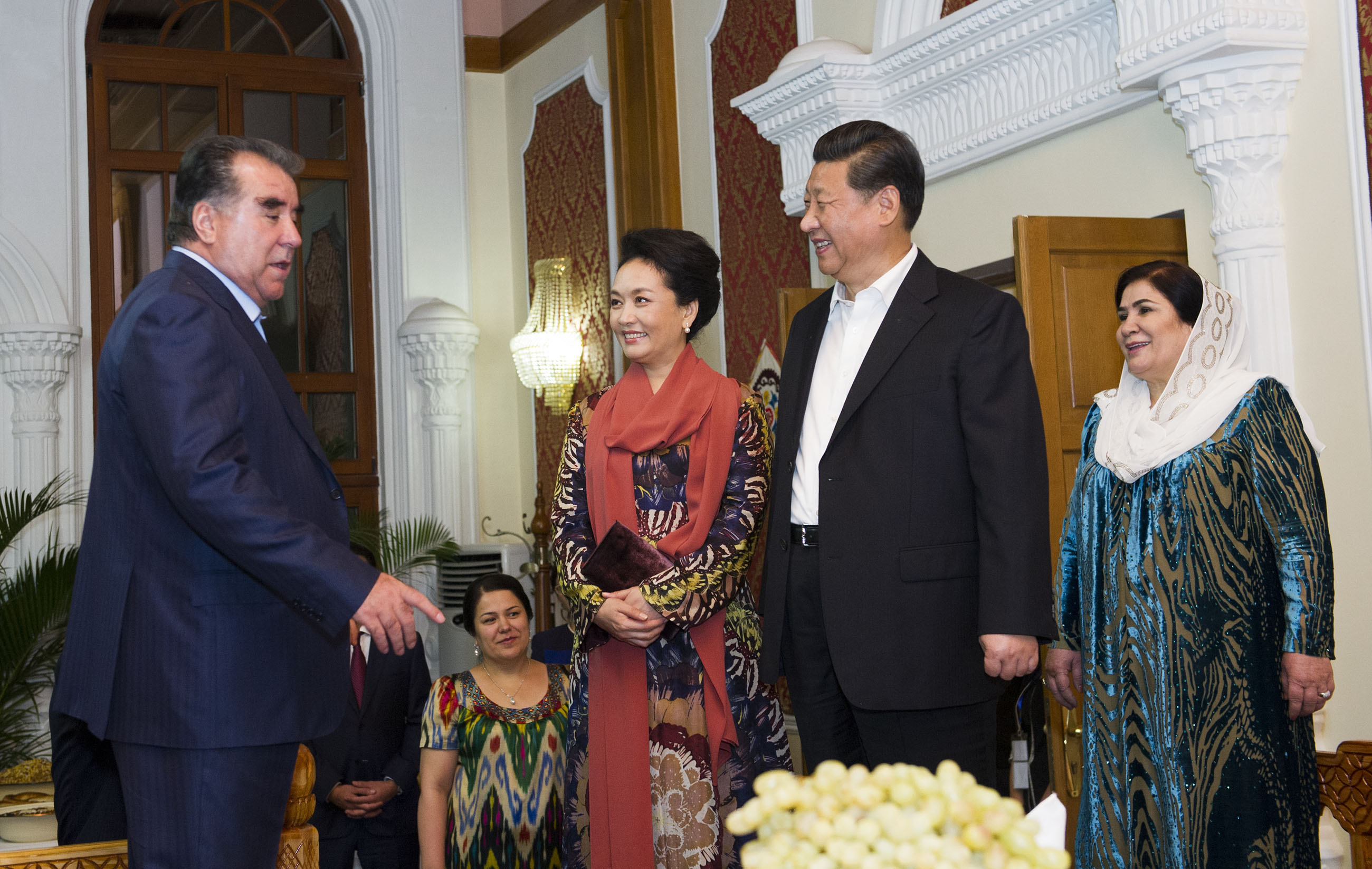 2014年9月12日，習(xí)近平主席在杜尚別出席塔吉克斯坦總統(tǒng)拉赫蒙舉行的家宴。這是習(xí)近平主席和夫人彭麗媛在拉赫蒙夫婦陪同下參觀總統(tǒng)官邸。