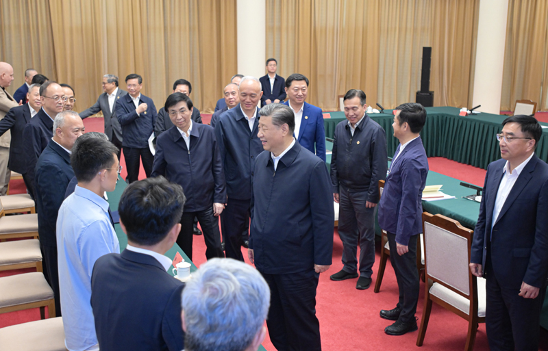 2024年5月23日，習(xí)近平總書記在山東省濟南市主持召開企業(yè)和專家座談會并發(fā)表重要講話。這是總書記同參會的企業(yè)和專家代表親切交流。