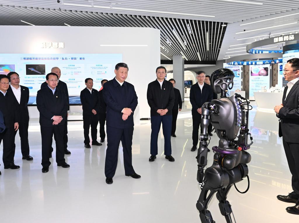 2023年11月28日下午，習近平在浦東新區(qū)張江科學城參觀上海科技創(chuàng)新成果展。新華社記者 謝環(huán)馳 攝