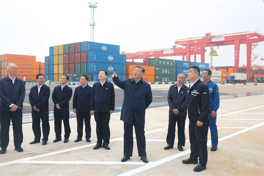 2024年5月22日至24日，中共中央總書記、國家主席、中央軍委主席習(xí)近平在山東考察。這是22日下午，習(xí)近平在日照港察看全自動(dòng)化集裝箱碼頭作業(yè)場景。新華社記者 鞠鵬 攝
